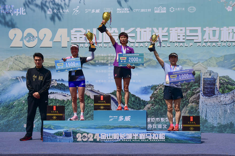 女子半程馬拉鬆賽前三名頒獎。王佔山攝