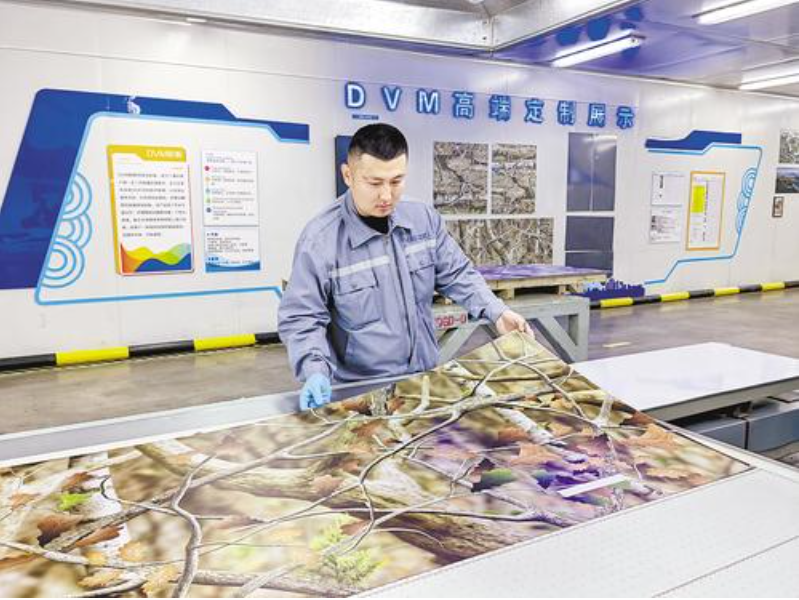 4月8日，在河鋼集團大河金屬新材公司家電一部數碼視覺彩板車間，工人正在檢查涂鍍鋼板。河北日報記者馮陽攝