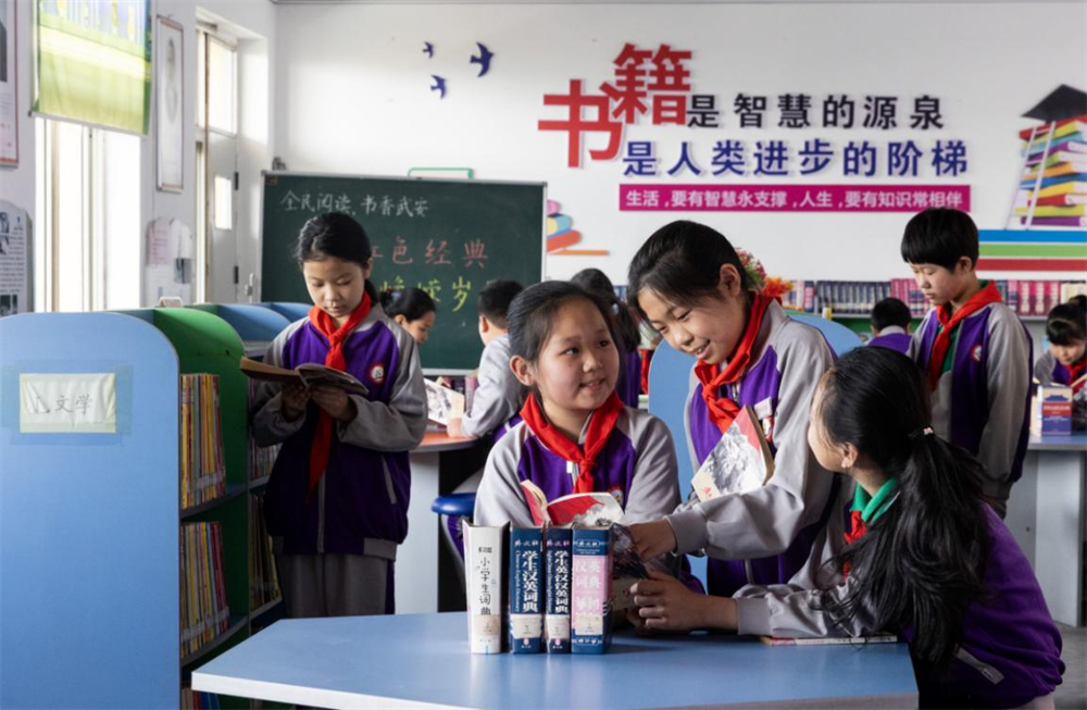 孩子們在武安市冶陶鎮冶陶小學圖書館讀書。李樹鋒攝