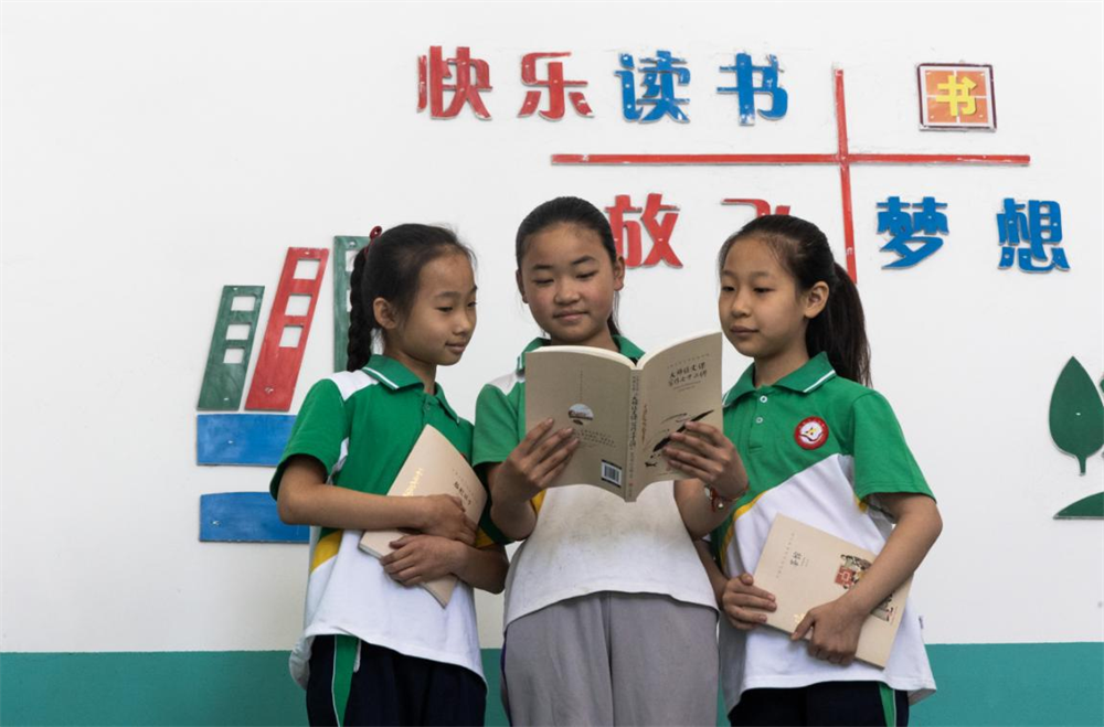 孩子們在武安市冶陶鎮冶陶小學圖書館讀書。李樹鋒攝