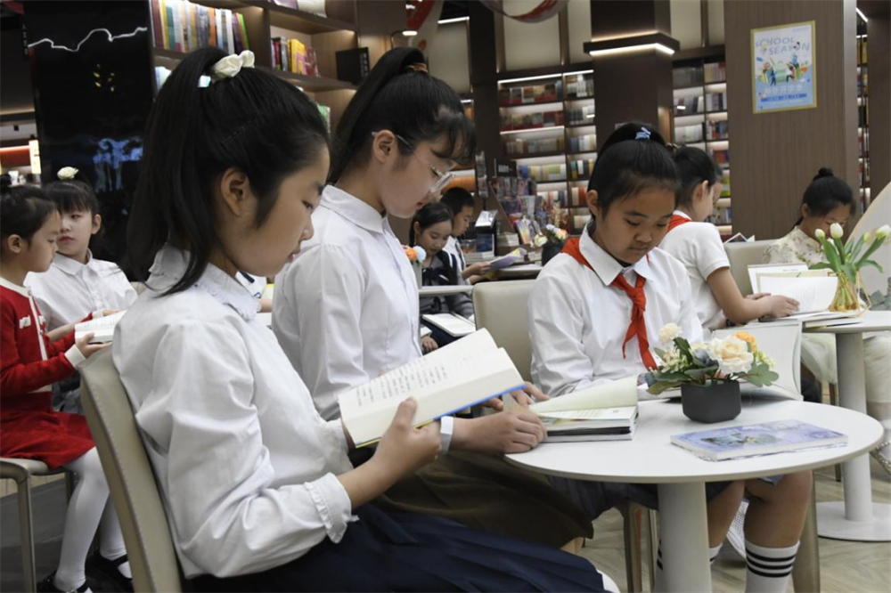 孩子們在武安市新華書店分享讀書心得。岳光攝