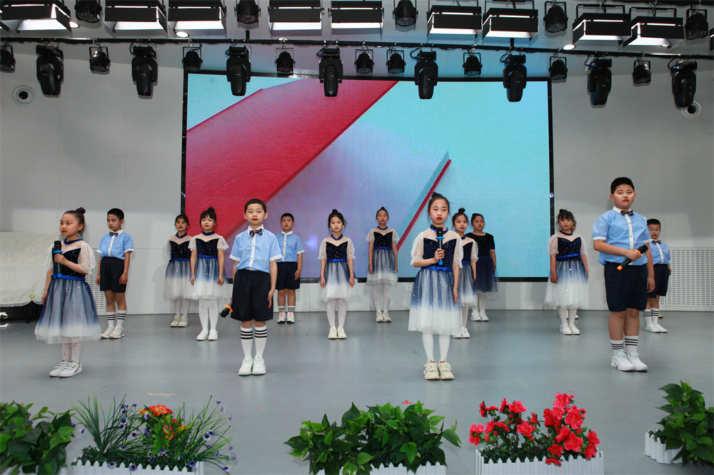 4月19日，在河北省高碑店市第九小学举办的“书香润督亢·2024世界读书日阅读分享大会”上，学生表演经典诵读节目《读中国》。季明战摄