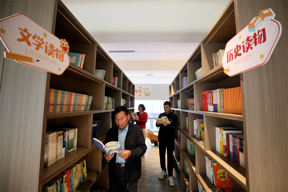在河北省隆堯縣汦河社區，轄區居民在觀看圖書。成梅攝