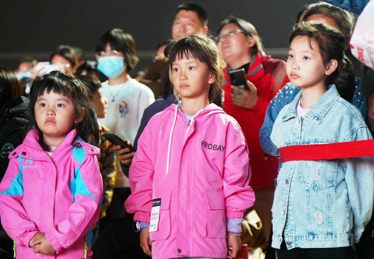 4月20日,在遷安市2024世界讀書日專場,觀眾正在觀看表演。楊碩攝