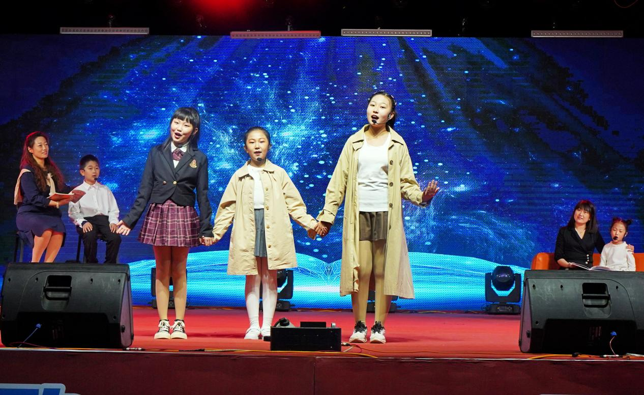 4月20日,在遷安市2024世界讀書日專場,正在演唱《爸爸媽媽陪我讀書吧》。楊碩攝
