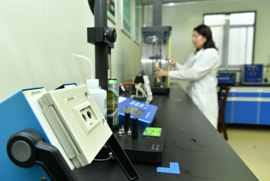 4月23日，技術人員在位於河北省獻縣的河北燕京啤酒有限公司實驗室工作。苑立偉攝