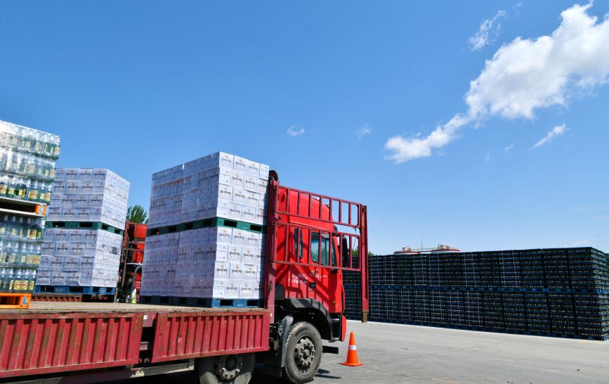 4月23日，工人在位於河北省獻縣的河北燕京啤酒有限公司倉儲區裝車作業。苑立偉攝