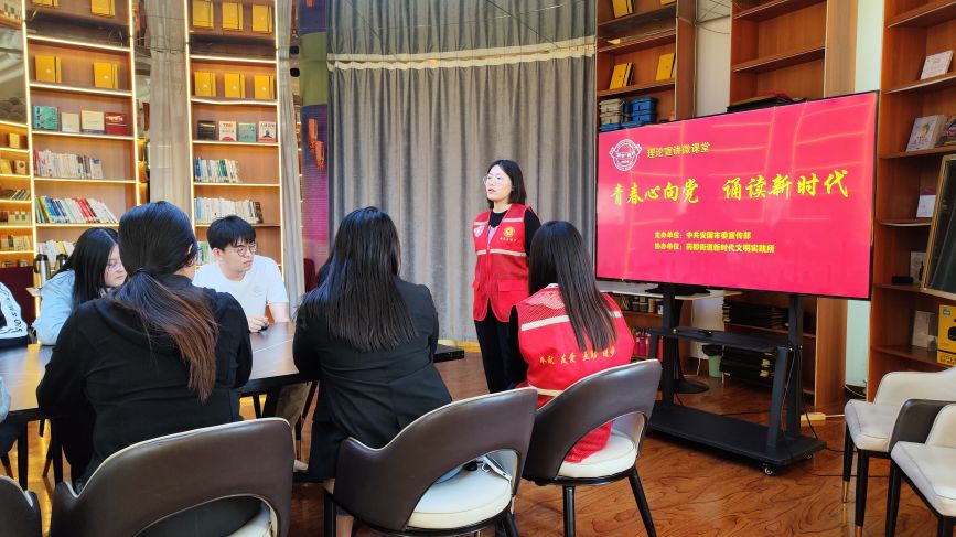 “青春心向党 诵读新时代”理论宣讲微课堂活动现场。王天任摄
