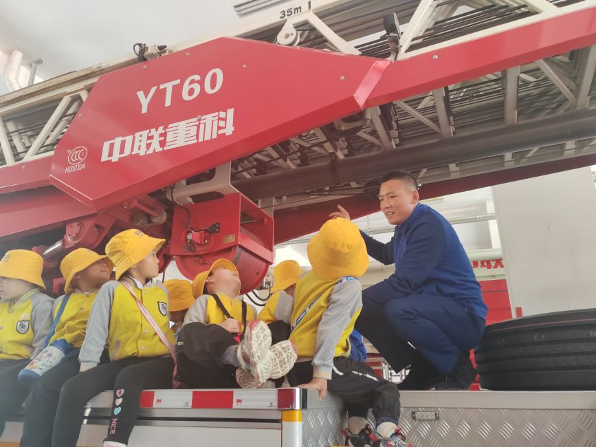 消防员带领小朋友们近距离参观云梯消防车。朱珊珊摄