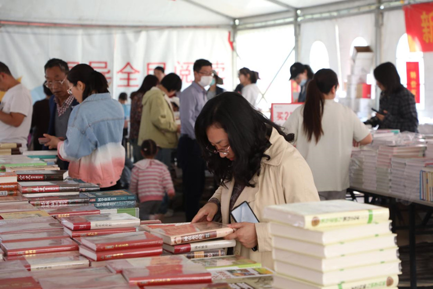 徐水區全民閱讀推廣圖書促銷活動中,讀者在選購圖書。白天龍攝