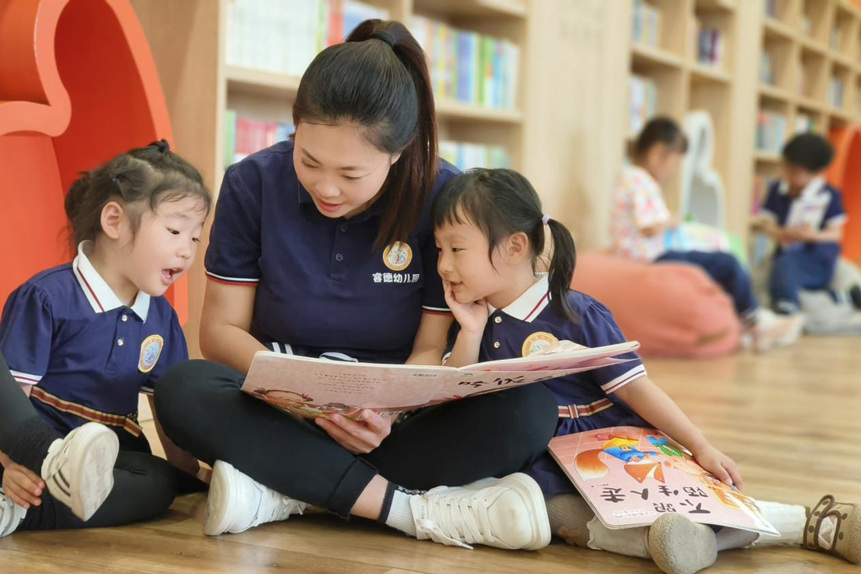 幼兒園小朋友走進徐水區新華書店開展閱讀研學活動，幼兒教師帶領幼兒一起閱讀。李月英攝