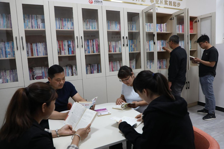 徐水區戶木鄉屯庄村農家書屋裡，村民們靜享閱讀時光。陳碩攝