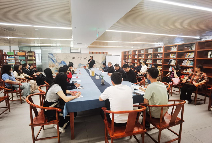 國網保定市徐水區供電公司組織員工到保定市圖書館開展“電網心向黨 讀書向未來”閱讀研學活動，為電力員工“充電”賦能。王超攝