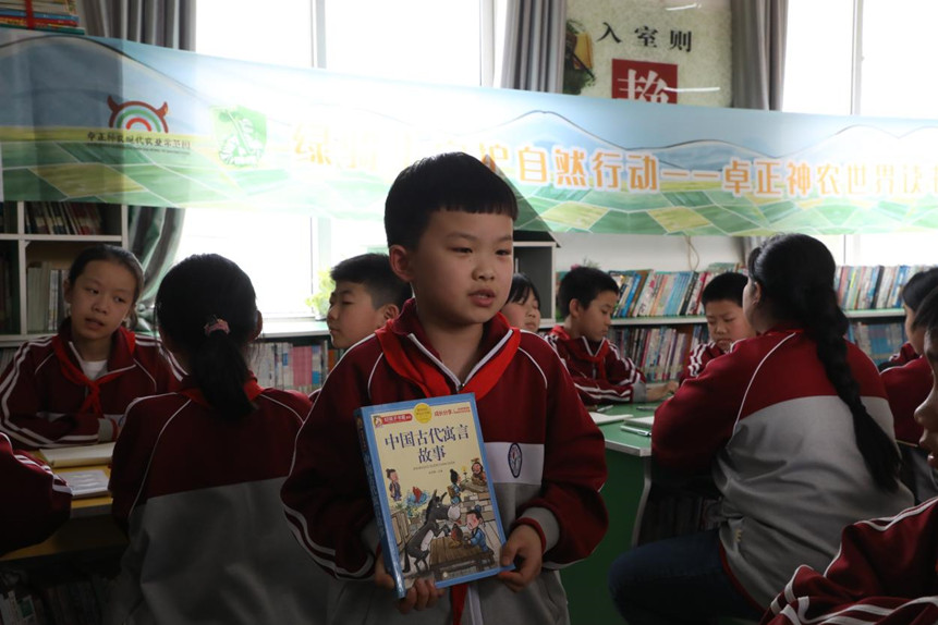 徐水區正村鎮高各庄小學開展全民閱讀主題活動。小學生做閱讀分享、好書推薦。白天龍攝
