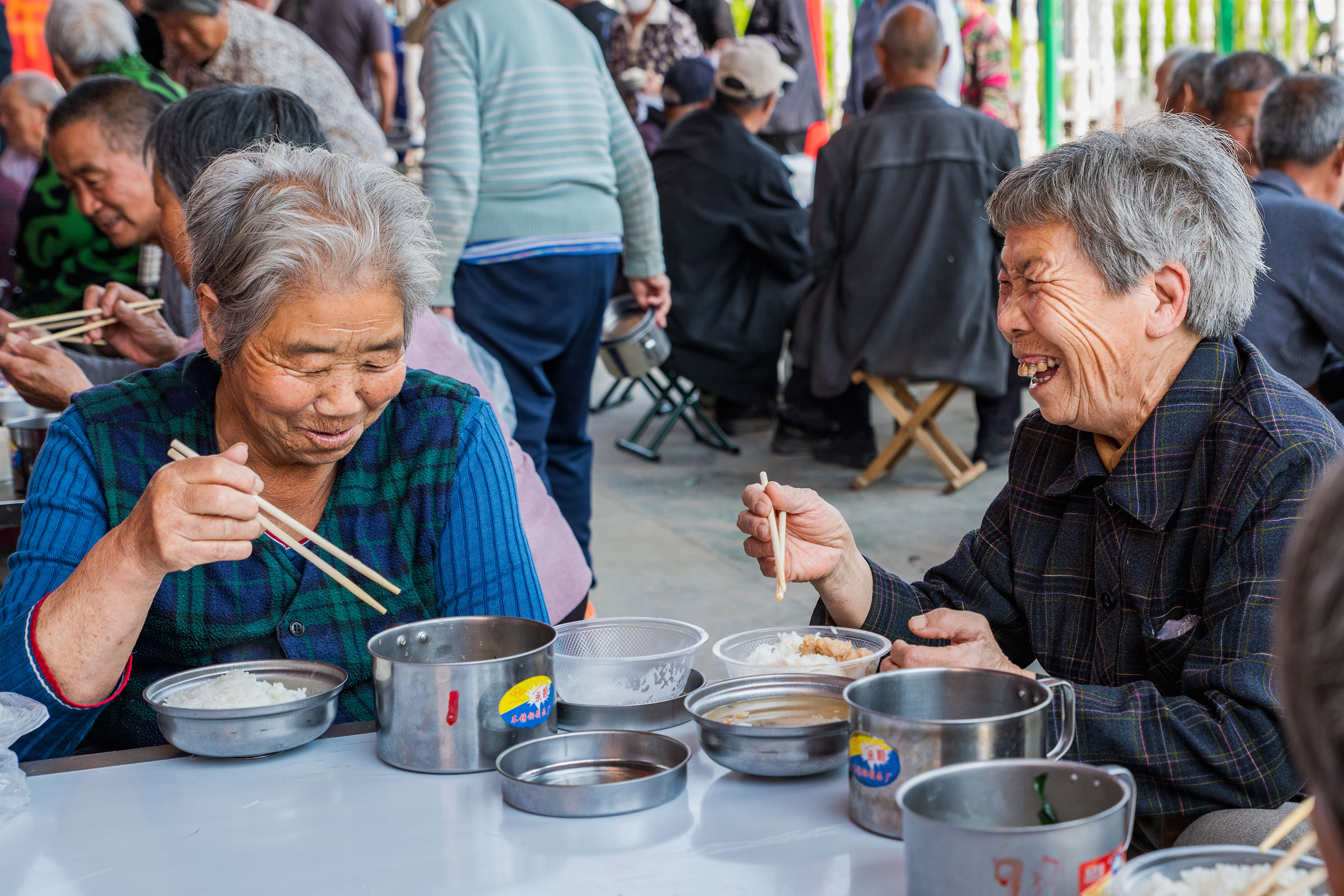 4月17日，在高阳县南尖村，老人品尝着爱心午餐，脸上洋溢着幸福笑容。芦建勇摄