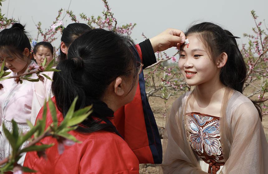 4月21日，老師為女生們點朱砂、貼花鈿。劉金忠攝