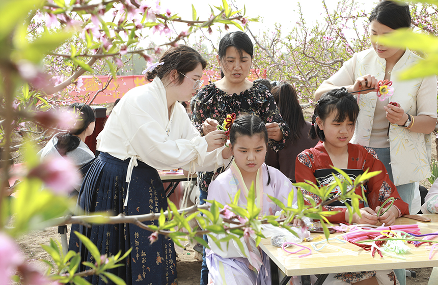 4月21日，學生家長為女生佩戴發簪。劉金忠攝
