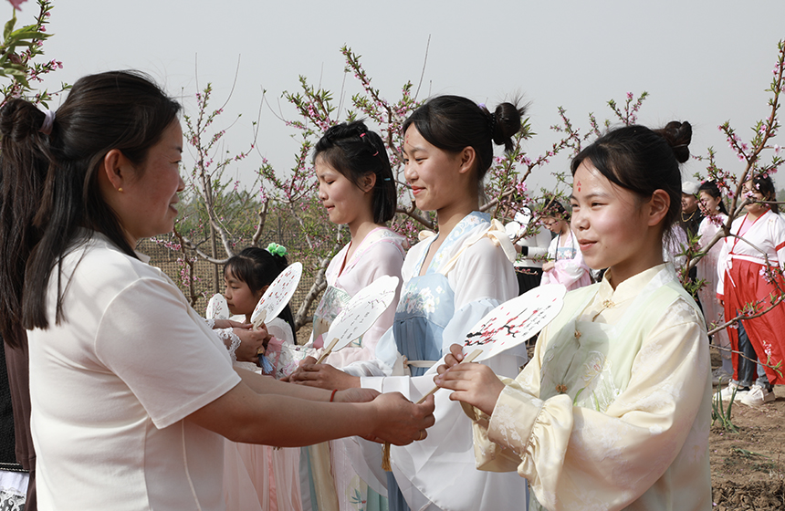 4月21日，學生家長為孩子寄語贈扇。劉金忠攝