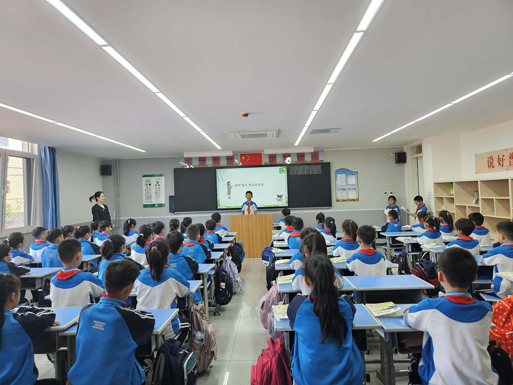 4月23日、河北省高碑店市幸福路小学校の読書分かち合いイベントで、2年生が読書分かち合いを行っている。張迎新撮影