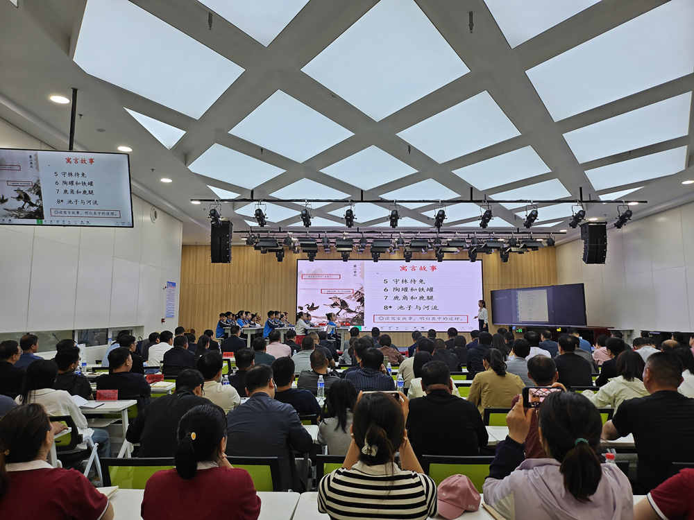 与会人员共同观摩精品阅读展示课。张迎新摄