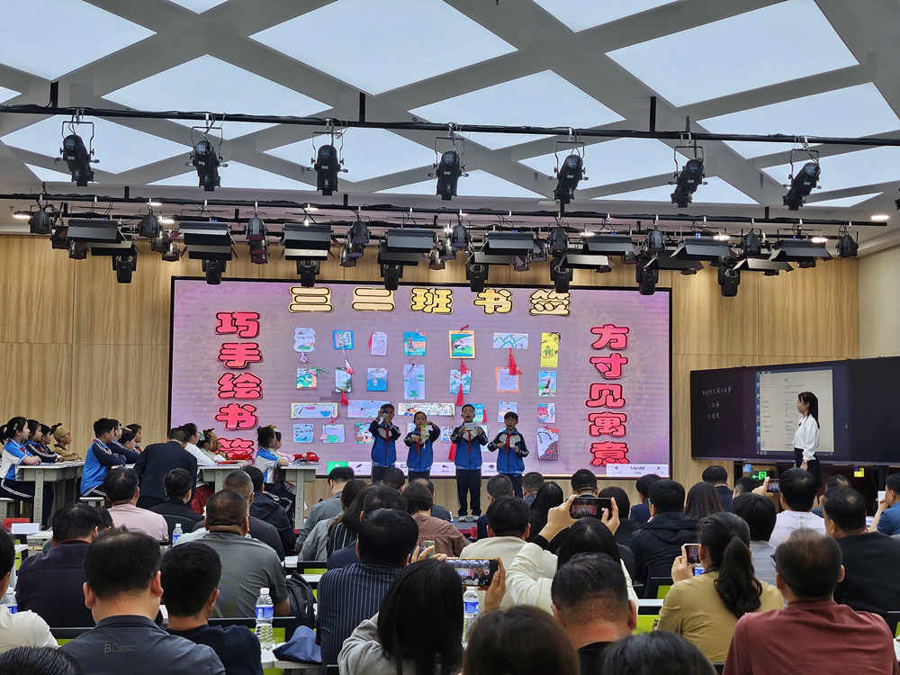 学生展示阅读成果。张迎新摄