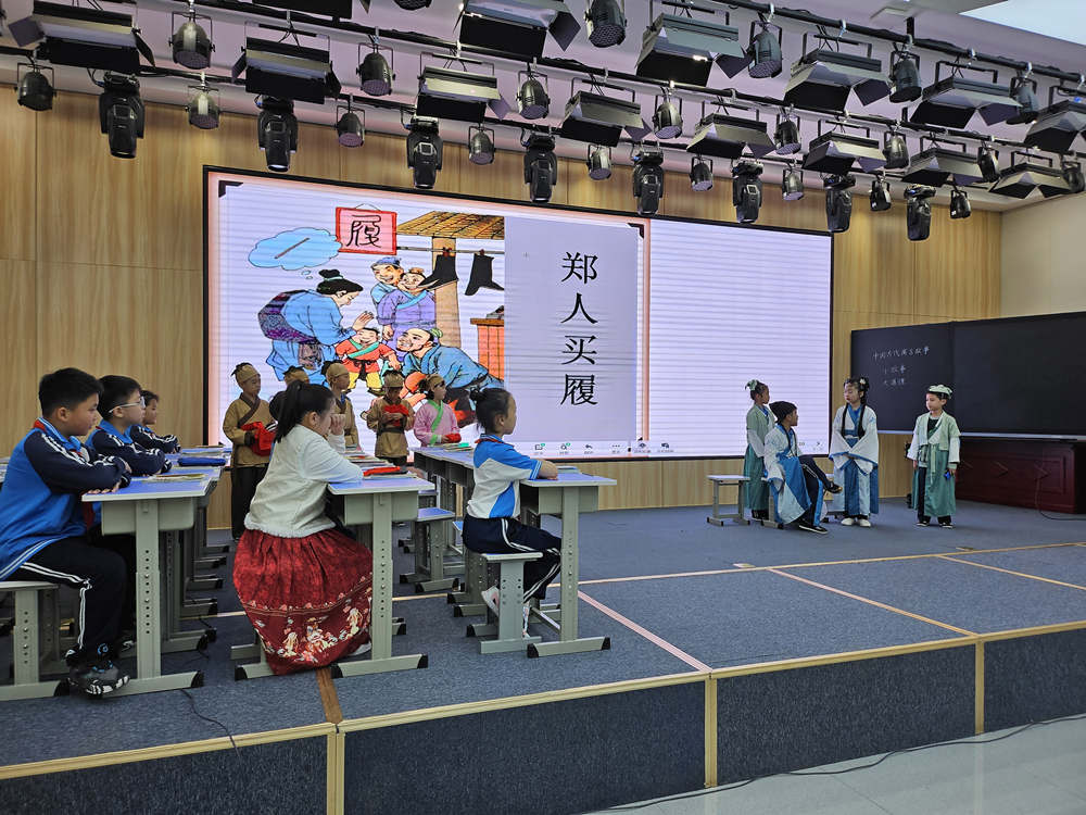 三年級學生正在進行課本劇表演。張迎新攝