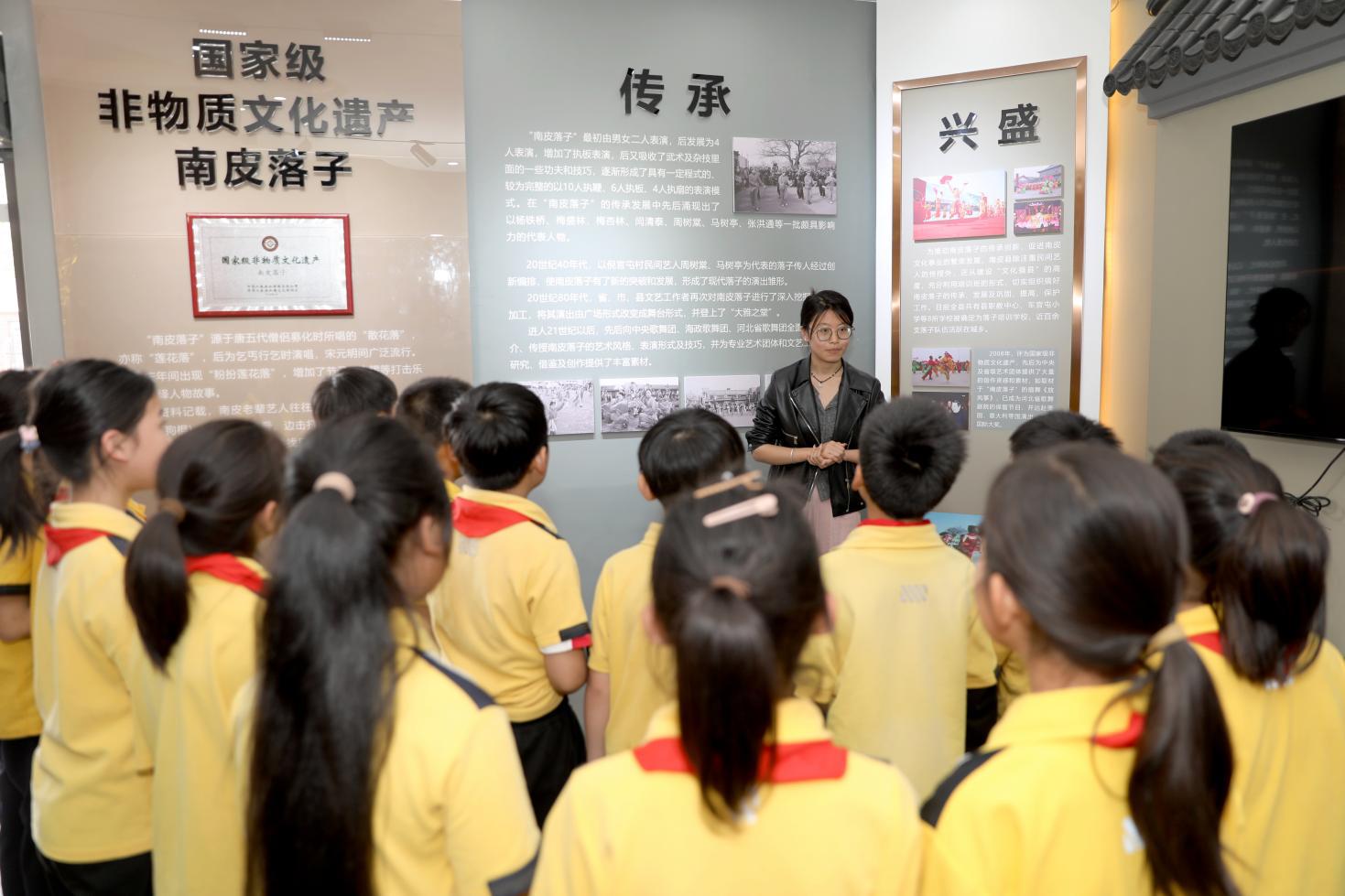 學生在南皮縣大運河非遺研學基地了解南皮落子相關知識。靳東凱攝