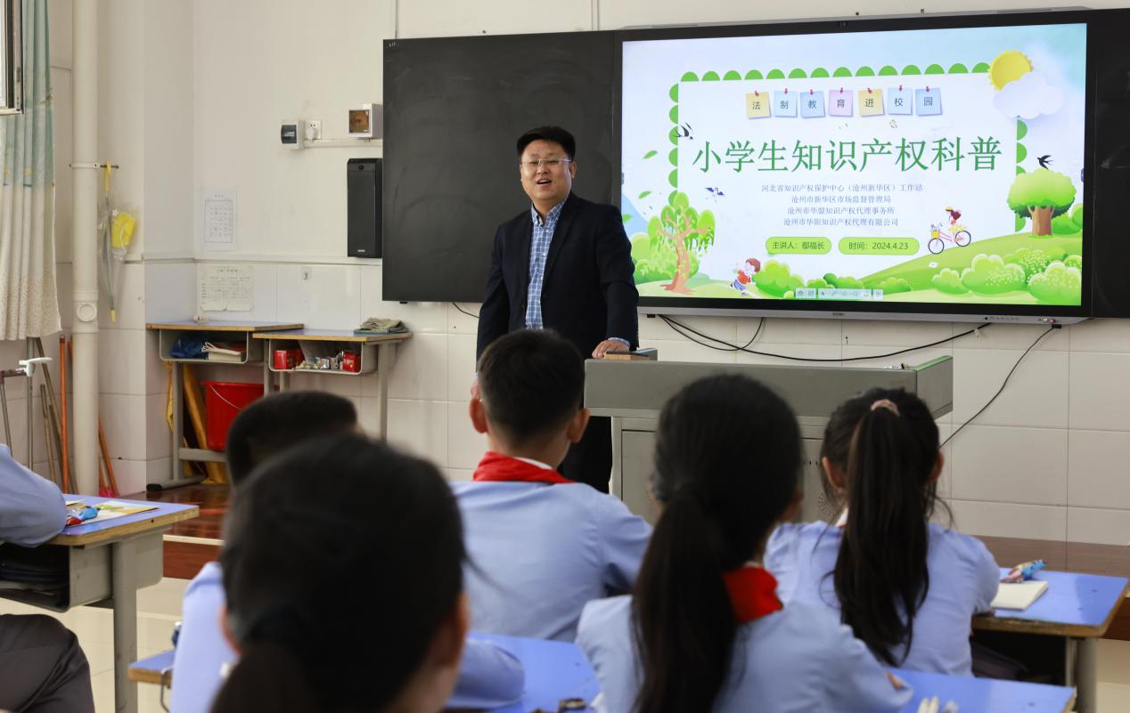 工作人員為學生講解知識產權有關法律知識。張子衡攝