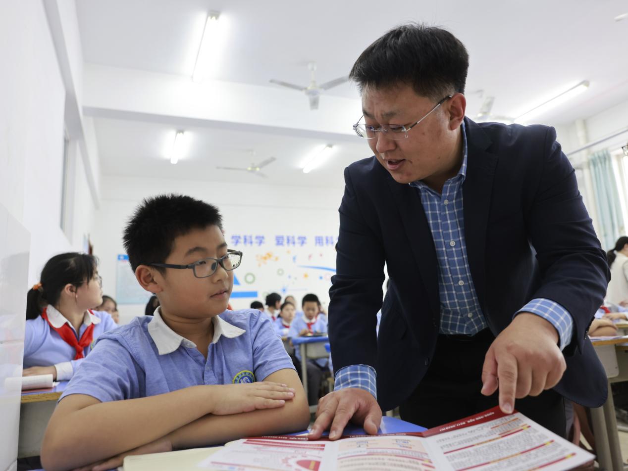 工作人員一對一向學生進行相關知識科普。張子衡攝