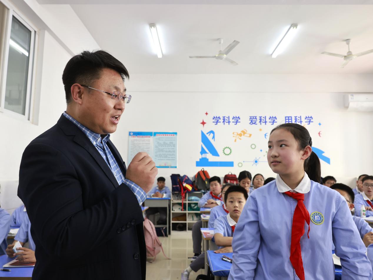 學生們積極參與知識搶答。張子衡攝