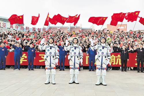 4月25日下午，航天員葉光富（右）、李聰（中）、李廣蘇在出征儀式上。 新華社記者 李剛攝
