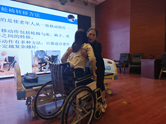 顺平县组织开展养老护理员职业技能培训，老师做护理动作指导。赵端摄