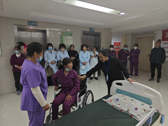 顺平县组织开展养老护理员职业技能培训，护理员做护理模拟。赵端摄