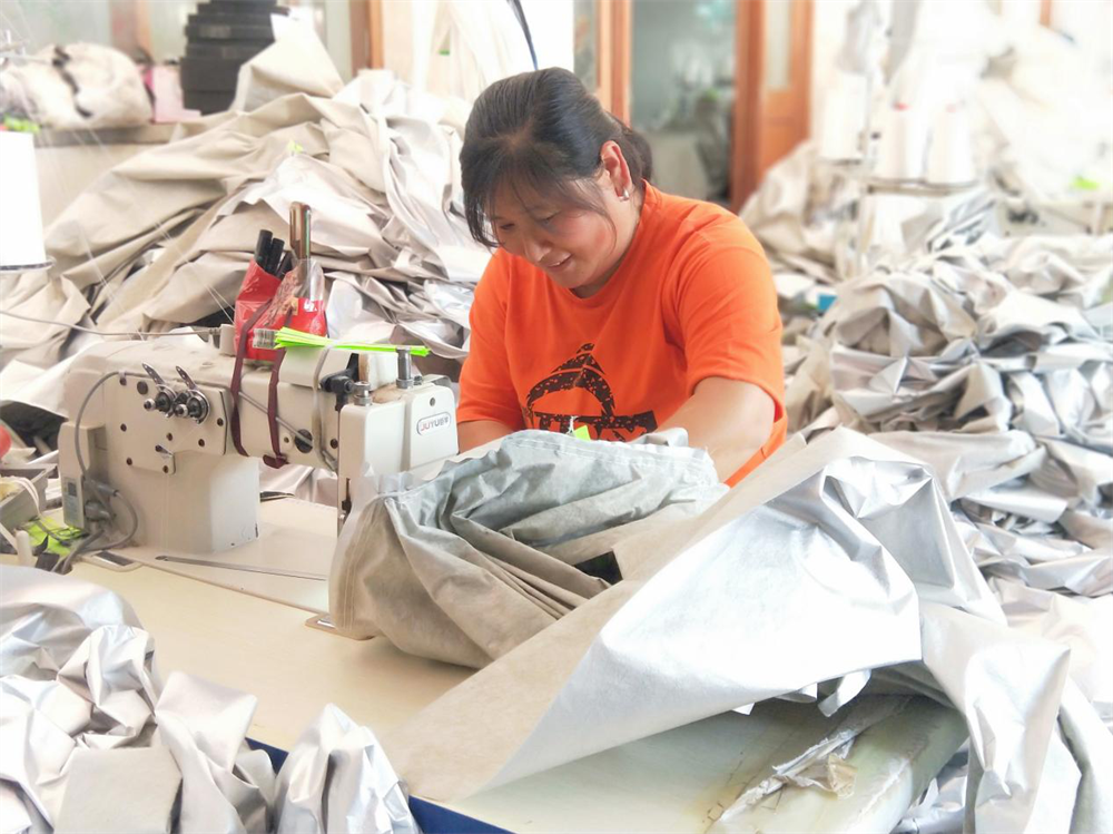 近日，工人在河北省威縣北高庄村一家車衣加工廠生產車間工作。趙國華攝