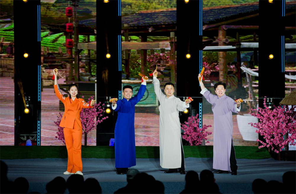 在唐山市豐南區南孫庄鎮百花廣場，全國知名曲藝家們為鄉親們演出。高國昌攝