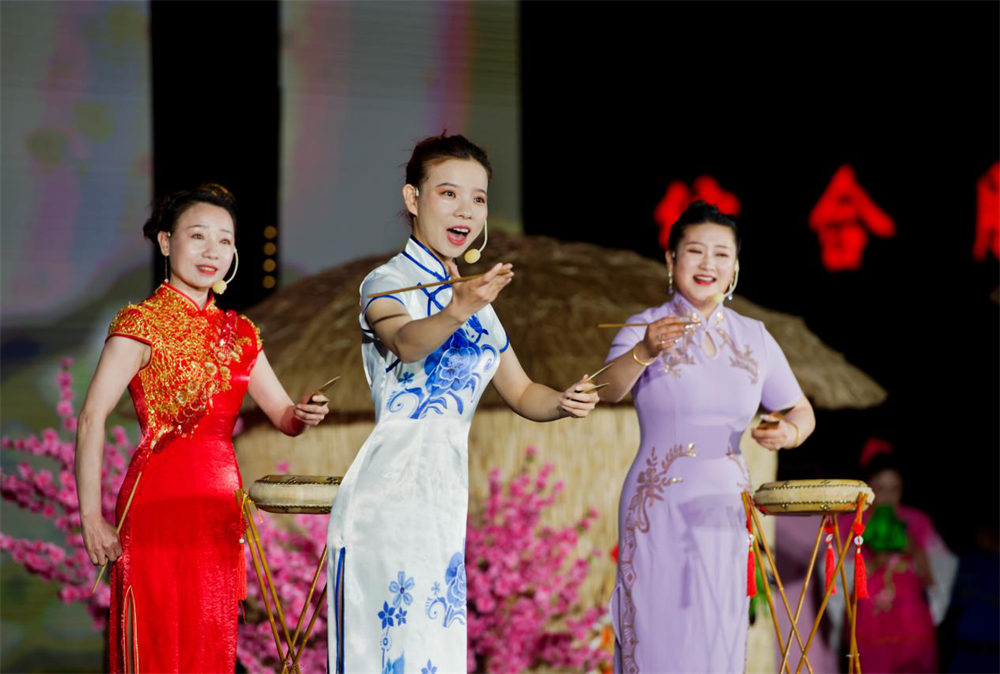 在唐山市豐南區南孫庄鎮百花廣場，全國知名曲藝家們為鄉親們演出。高國昌攝