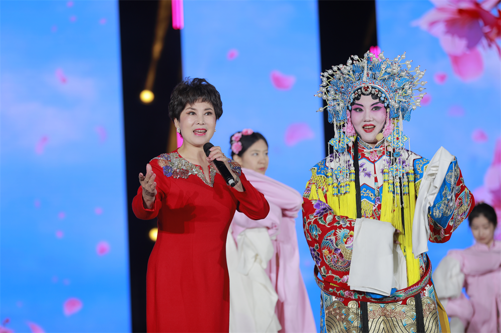 在唐山市豐南區南孫庄鎮百花廣場，全國知名曲藝家們為鄉親們演出。陳軍攝