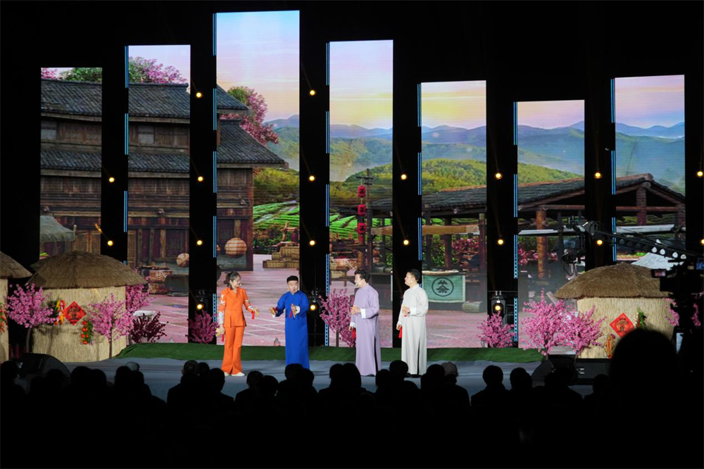 在唐山市豐南區南孫庄鎮百花廣場，全國知名曲藝家們為鄉親們演出。李福政攝