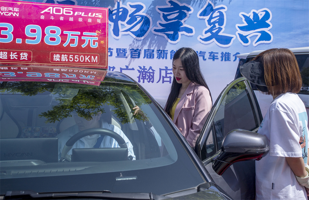 4月26日，邯郸市复兴区华北汽车城，顾客（左）在新能源样车体验参观和咨询。聂长青摄