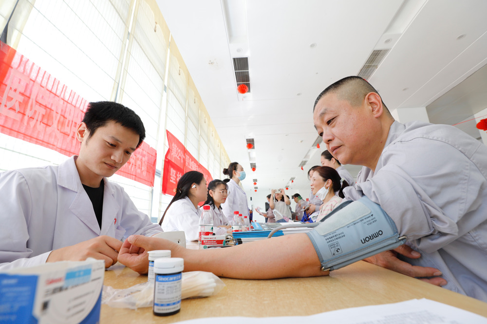 4月26日,河北省邯鄲市肥鄉區中心醫院工作人員在邯鄲市東郊熱電廠開展義診活動,並指導一線職工防治職業疾病。薛建東攝