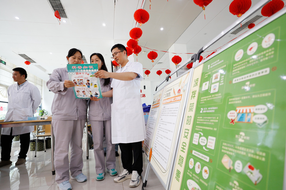 4月26日，河北省邯鄲市肥鄉區宣教義診志願隊在邯鄲市東郊熱電廠開展食品健康科普活動。薛建東攝