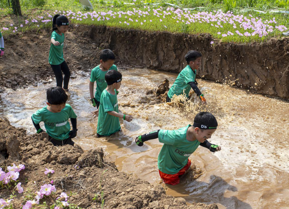 孩子們穿越“亞馬遜泥潭”。聶長青攝