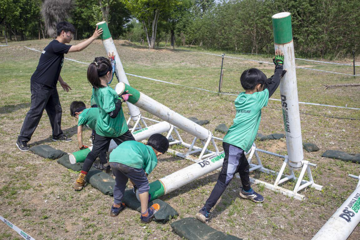 孩子们翻转“挪威森林”。聂长青摄