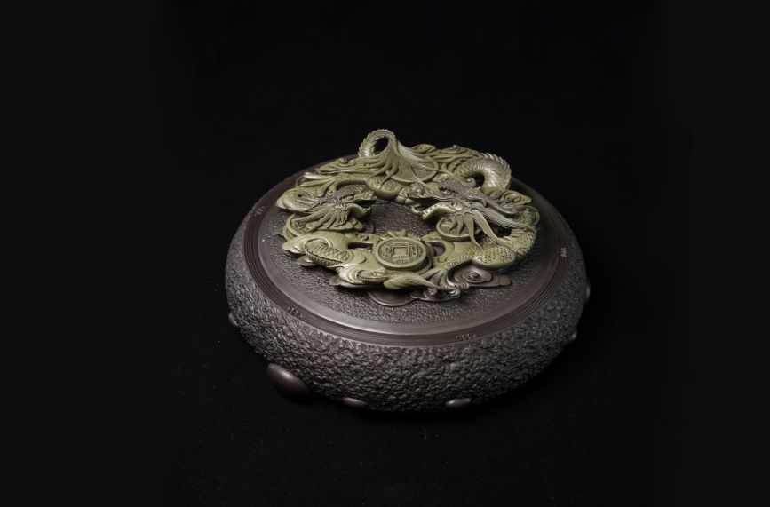 精美絕倫的“雙龍聚寶”硯。易縣縣委宣傳部供圖