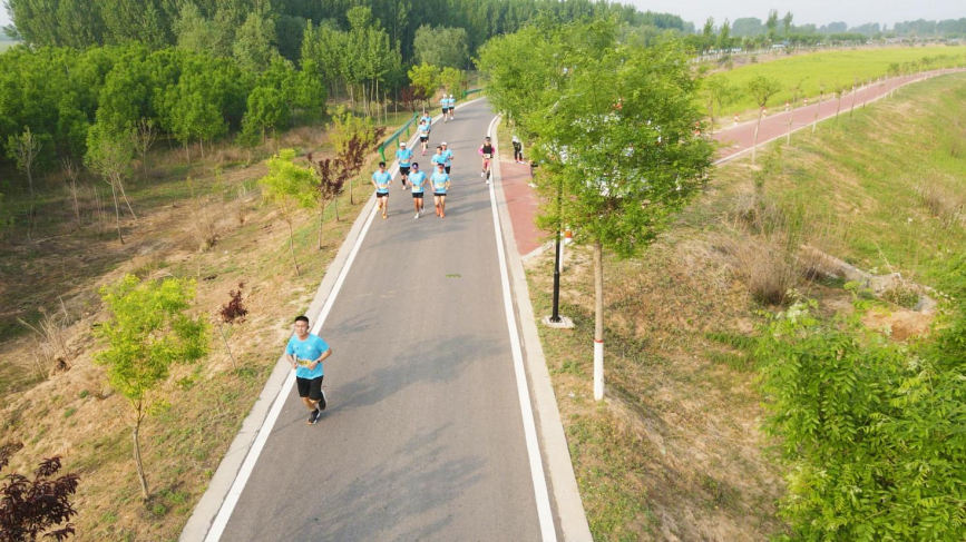 航拍參賽選手在大運河畔堤頂路賽道上奔跑。趙華靖攝