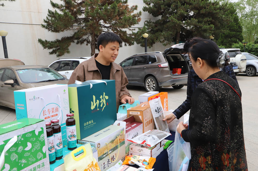 與會人員選購淶水縣農特產品。王興潮攝