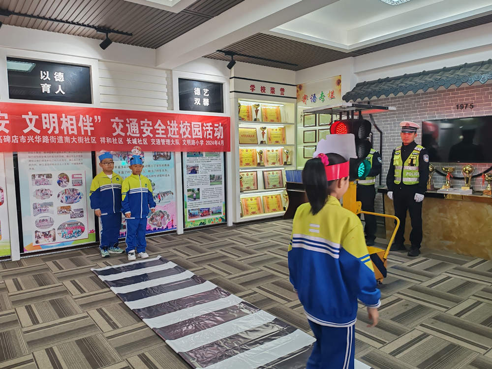 小朋友們在交警的指揮下模擬過馬路。安桐萱攝  