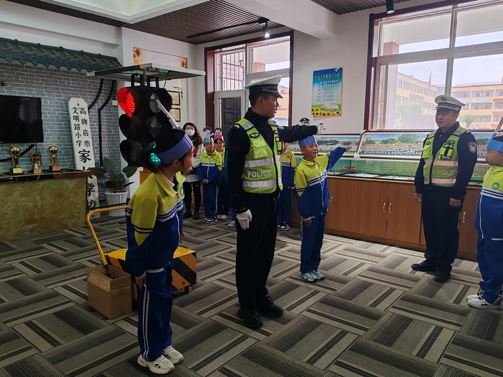 交警為小朋友示范交通指揮手勢。安桐萱攝   