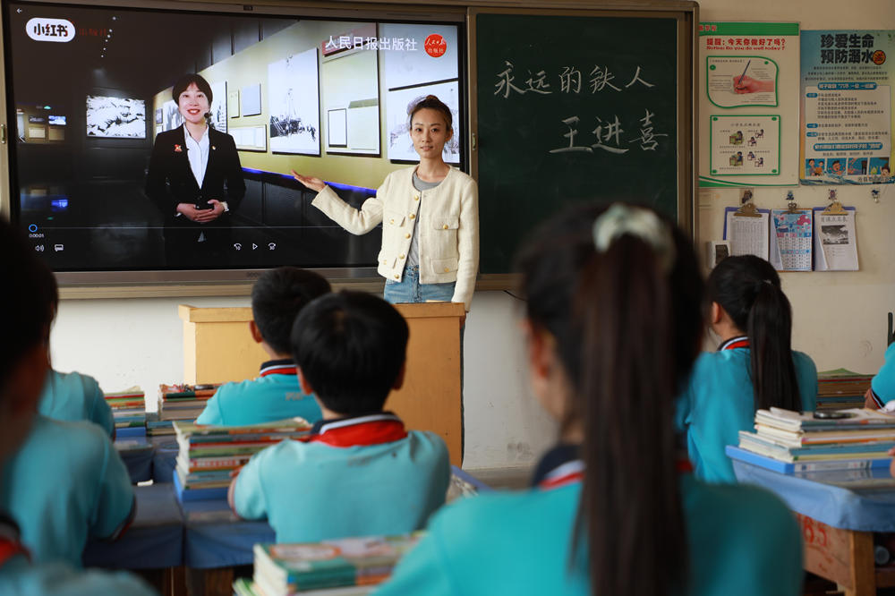 小學生在觀看宣傳片，學習石油工人王進喜事跡。劉金忠攝