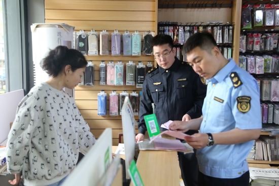 工作人員正在對轄區內某文具書店進行檢查。魏榮亮攝
